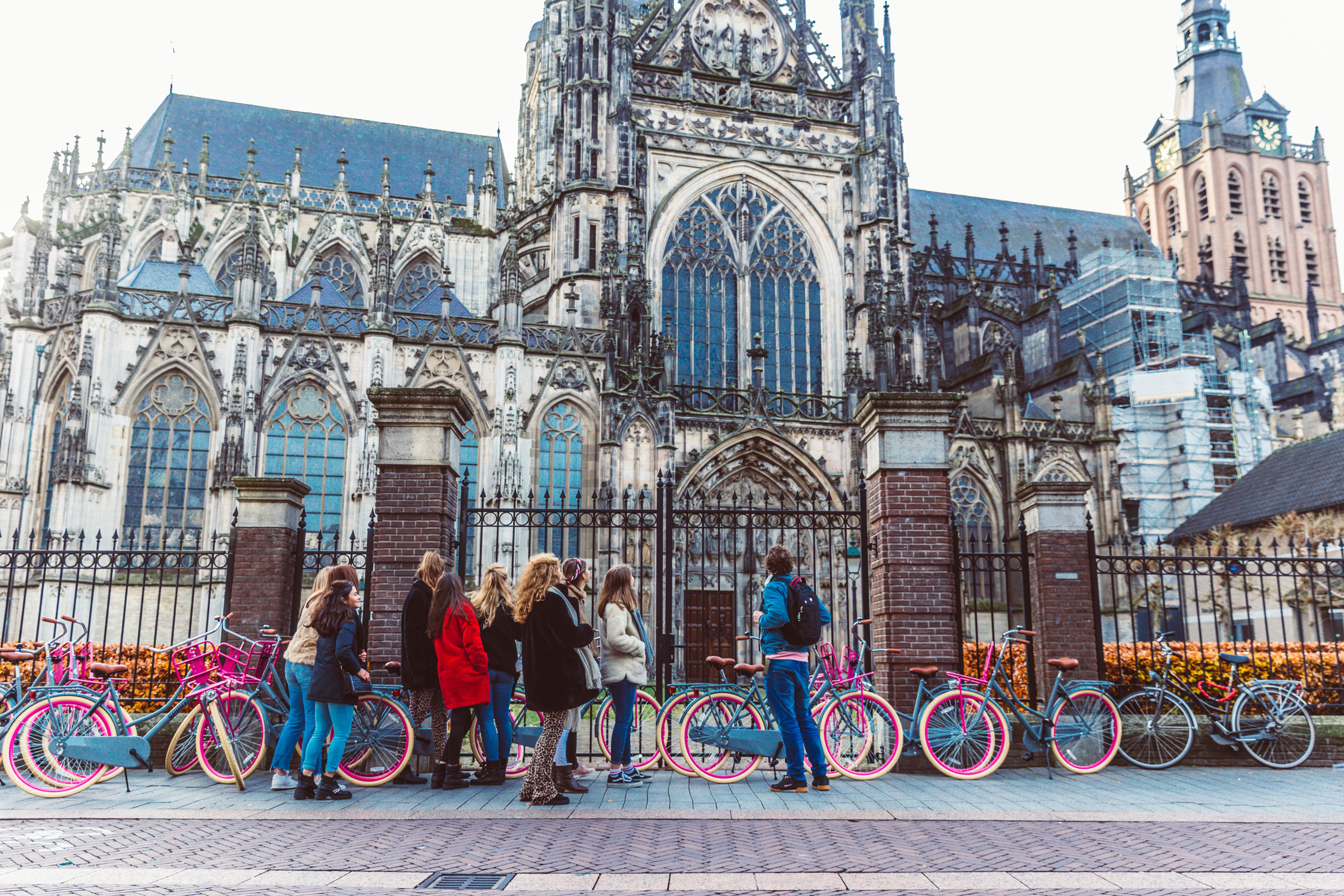 Groep fietsers bij de Sint-Janskathedraal in Den Bosch